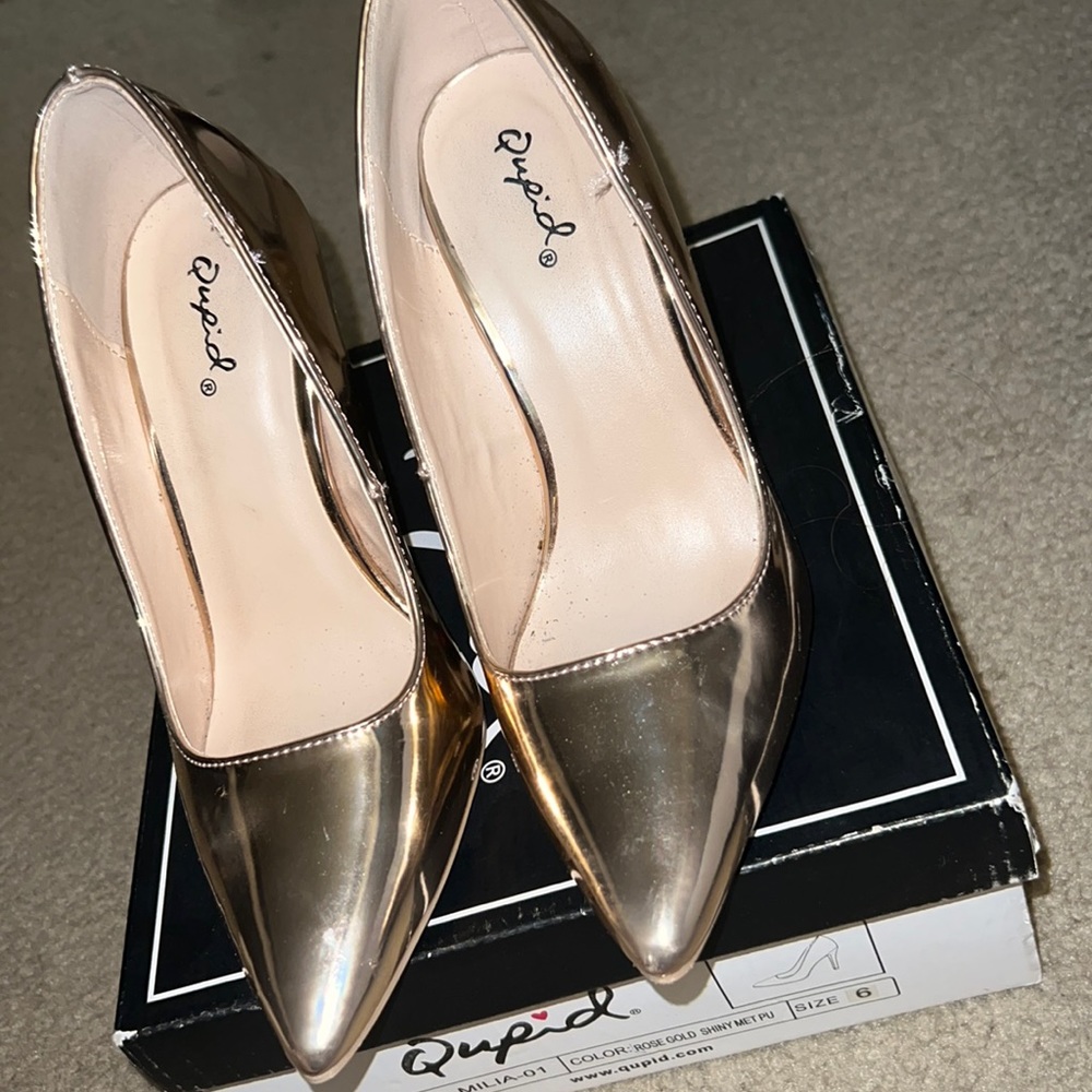 Size 6: Great condition, rose gold heels